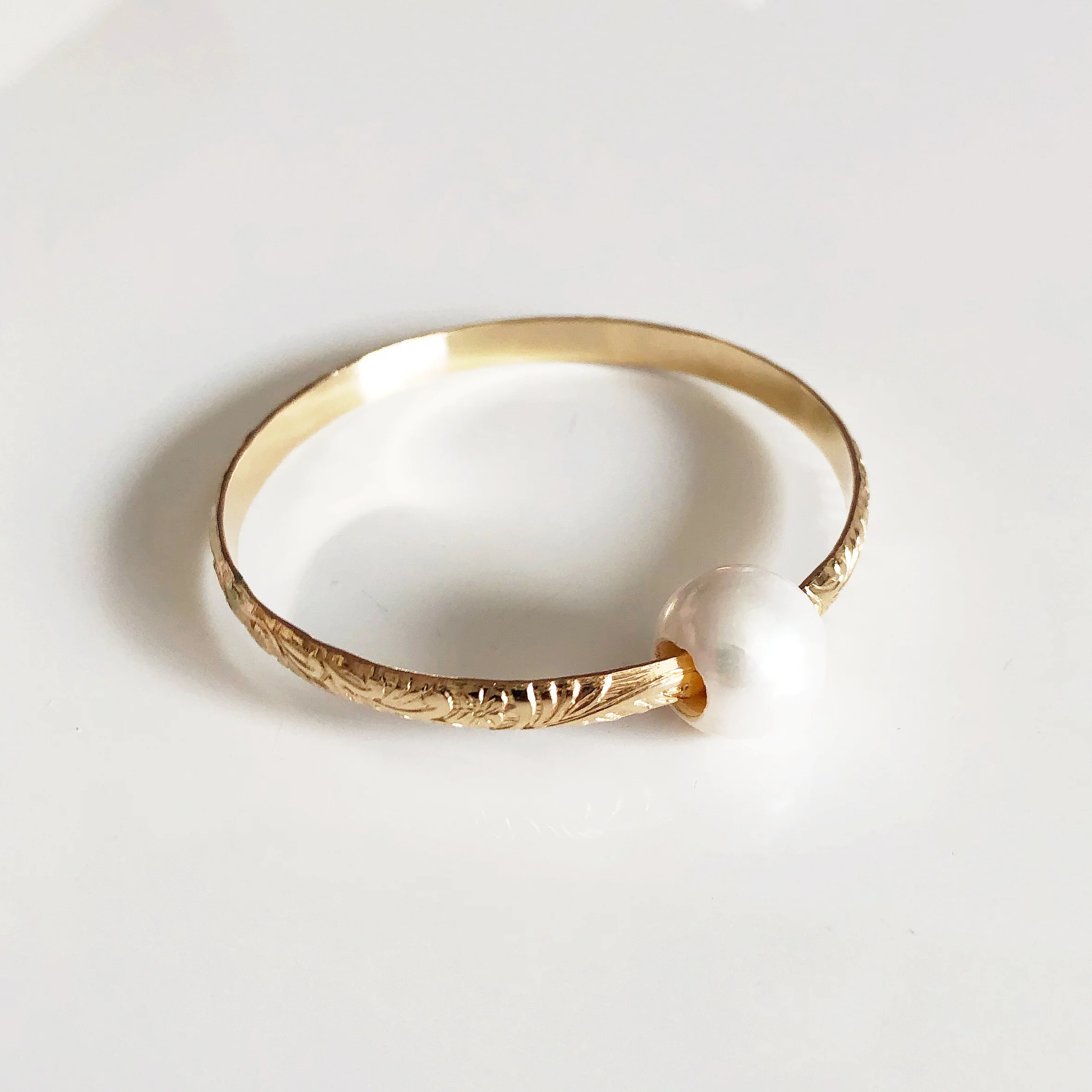 Bangle GIGI- white fresh water pearl (B409) - Mitchell's Manufacturing Jewel