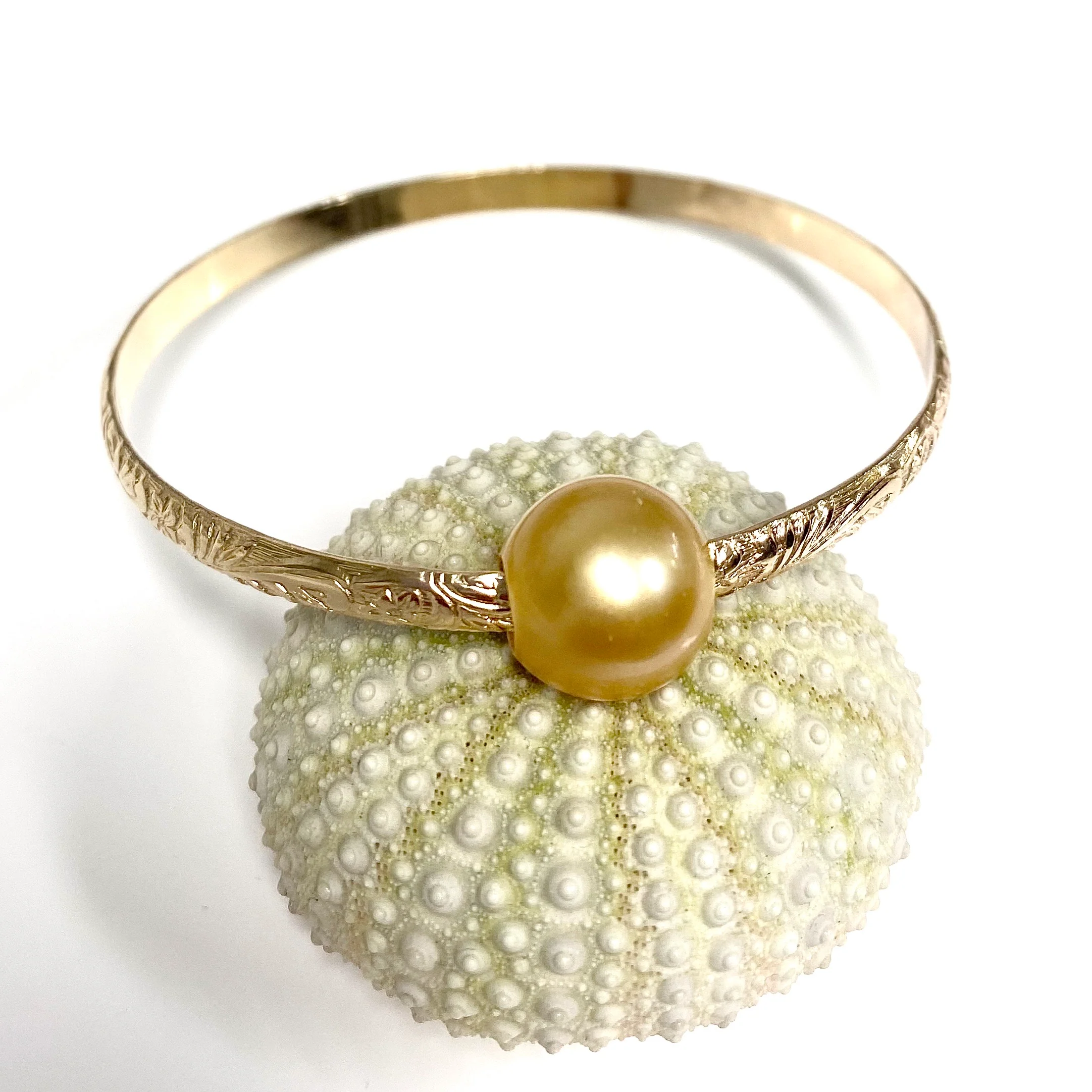 Bangle ALII - gold south sea pearl (B448) - Mitchell's Manufacturing Jewel