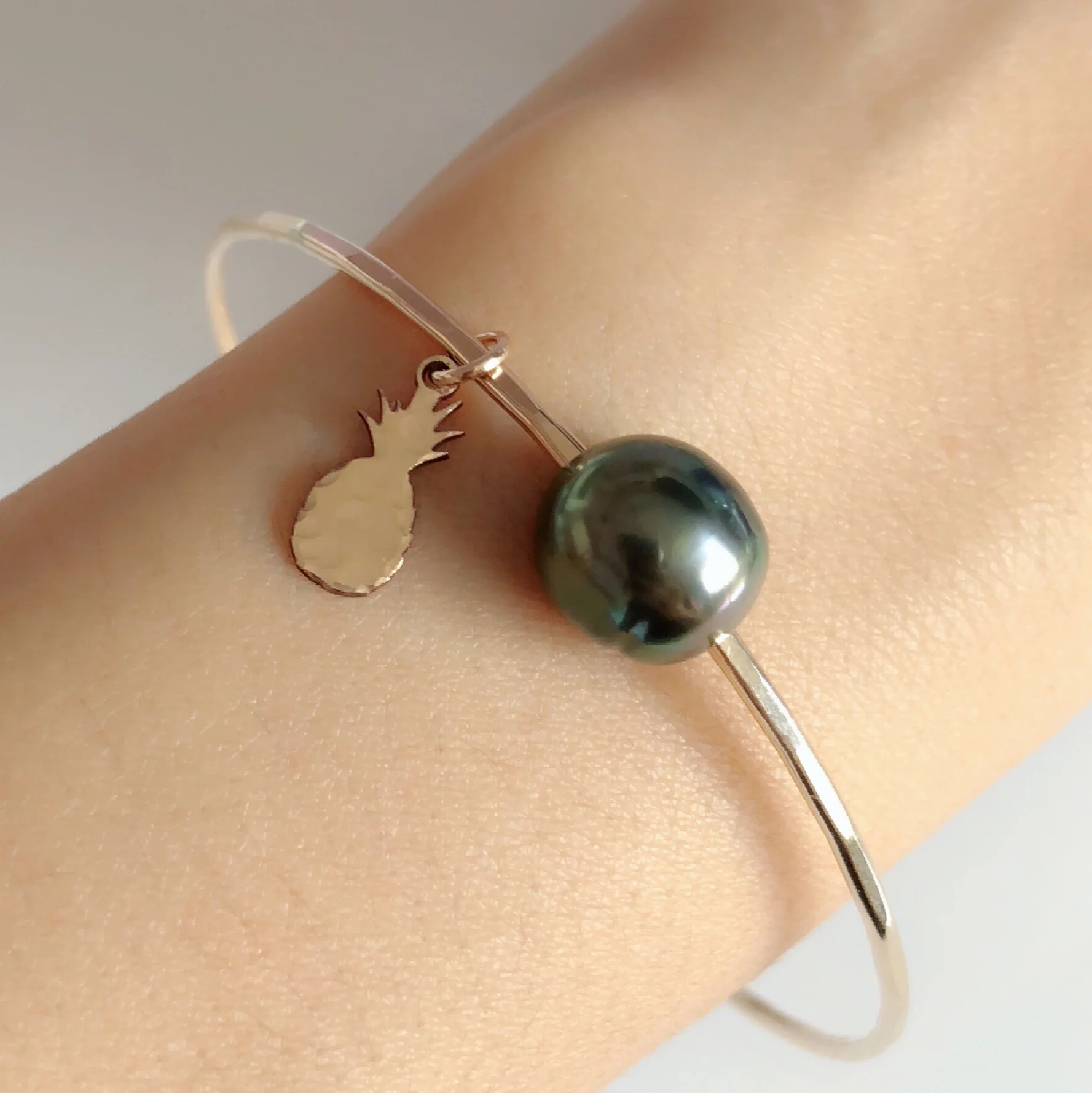 Pineapple charm bangle - tahitian pearl (B382) - Mitchell's Manufacturing Jewel