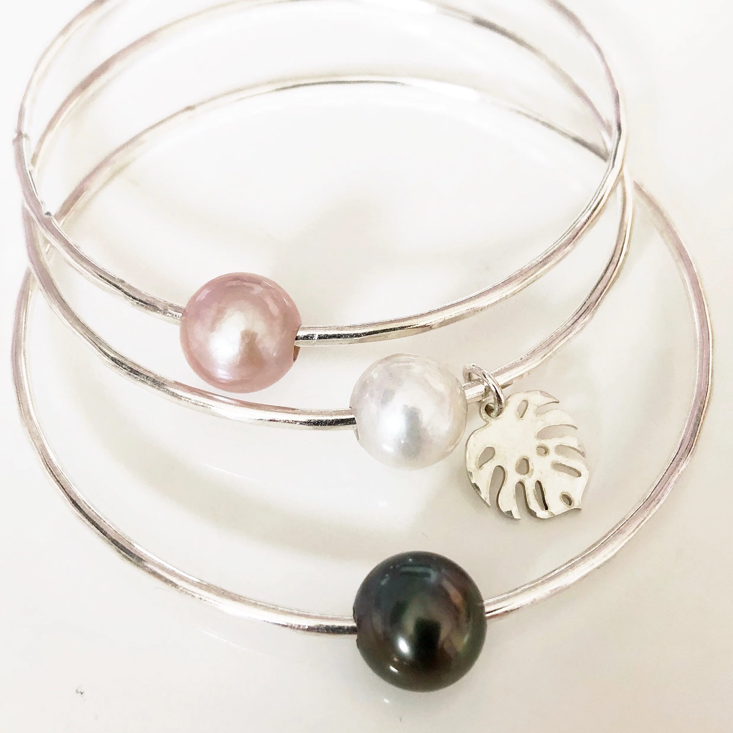 Monstera bangle - white pearl (B410) - Mitchell's Manufacturing Jewel