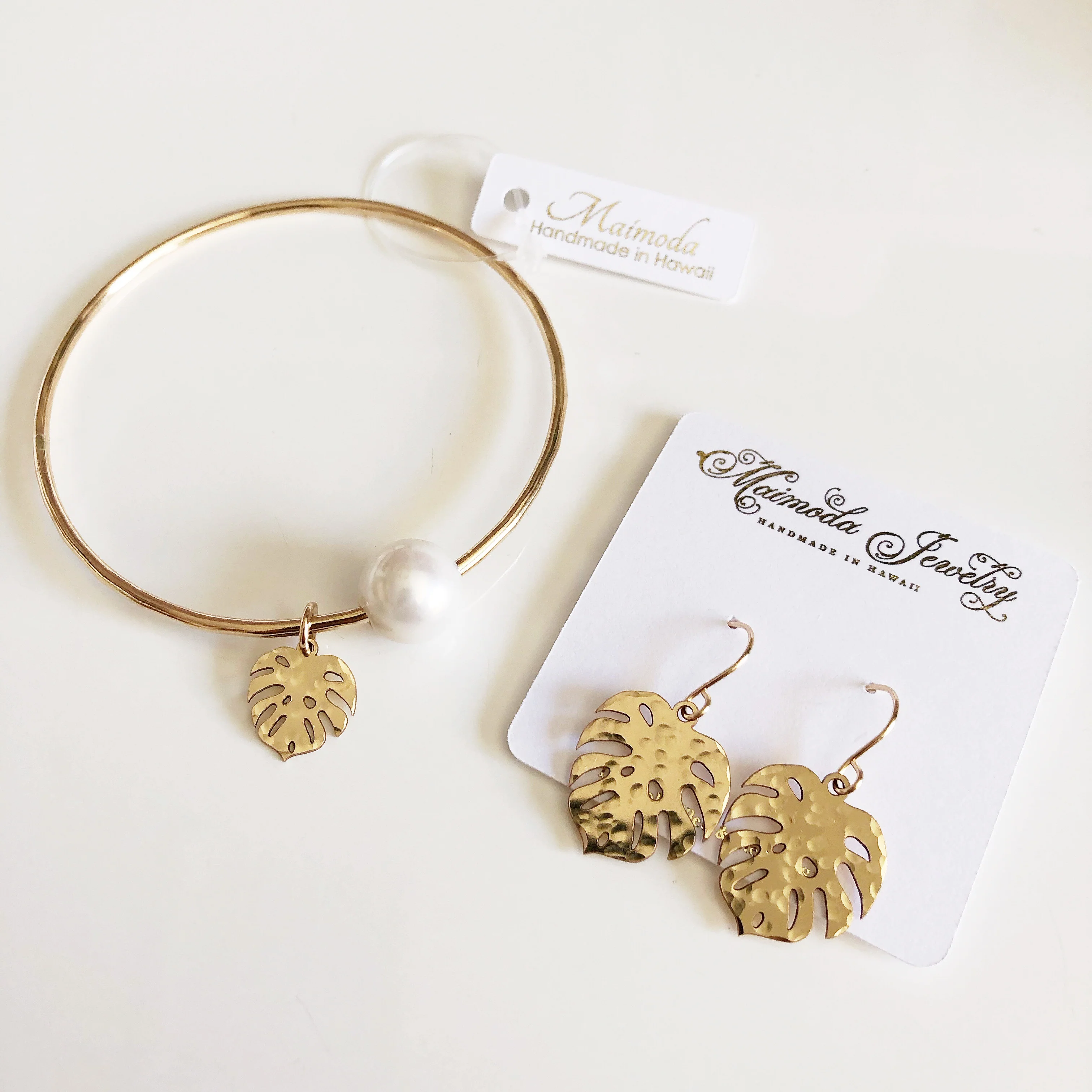Monstera bangle - white pearl (B410) - Mitchell's Manufacturing Jewel