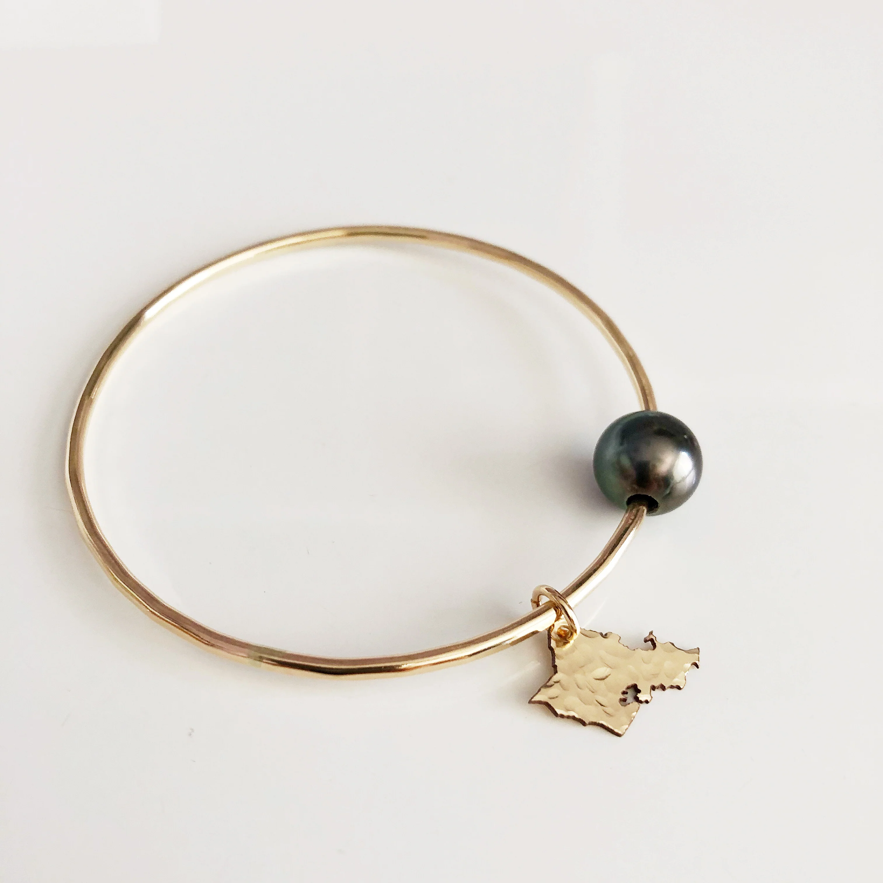Oahu charm bangle - tahitian pearl (B383) - Mitchell's Manufacturing Jewel